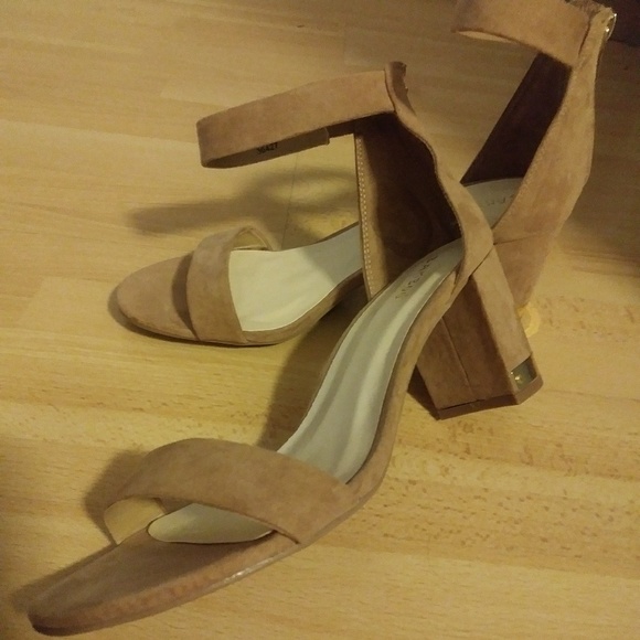 Cute nude sueded 3" sandals - Picture 2 of 7